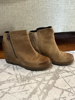 Sorel Women's Brown Tan Leather Wedge Ankle Boots. 7.5